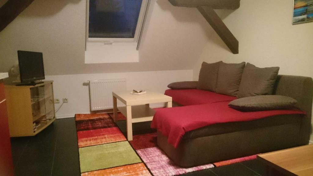 ein Wohnzimmer mit einem Sofa und einem Tisch in der Unterkunft Ferienwohnung im Wiesengrund in Stahlbrode