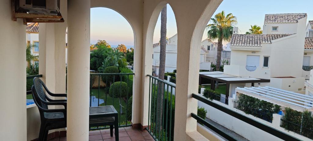 balcón con mesa y vistas a la piscina en Seaside House, bellísima casa en Marbella en Marbella
