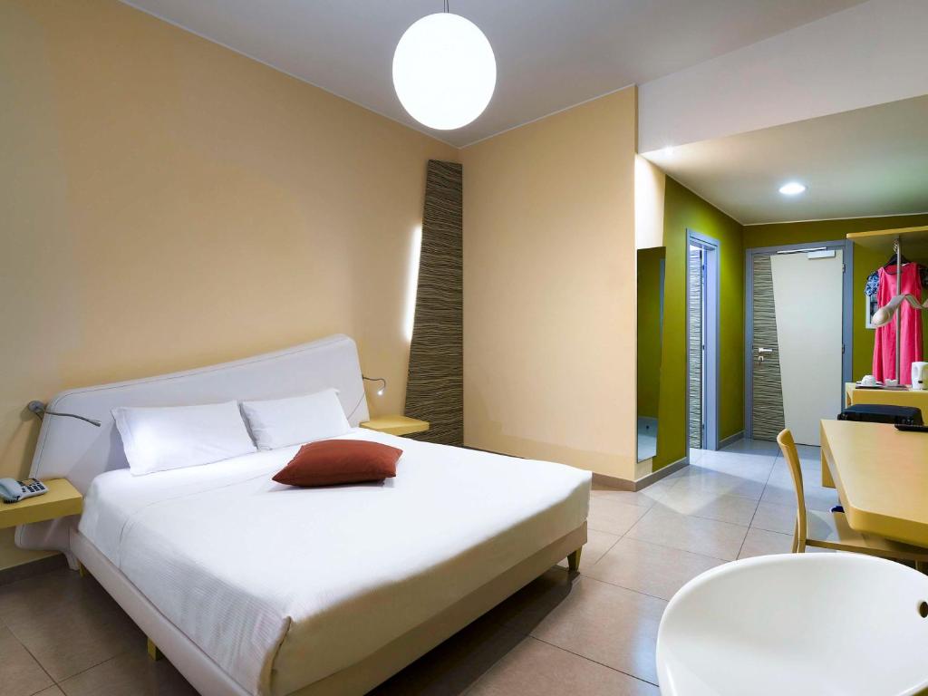 Postel nebo postele na pokoji v ubytování ibis Styles Catania Acireale