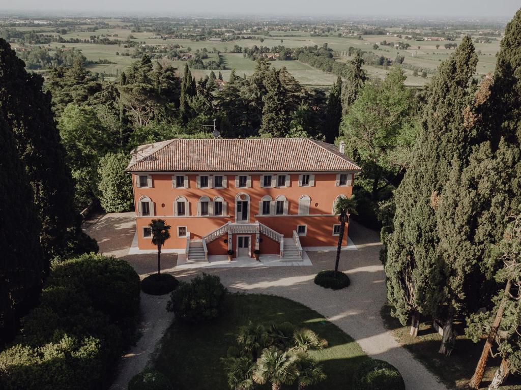 una vista aérea de una gran casa de naranjos con árboles en Relais Roncolo 1888 en Quattro Castella