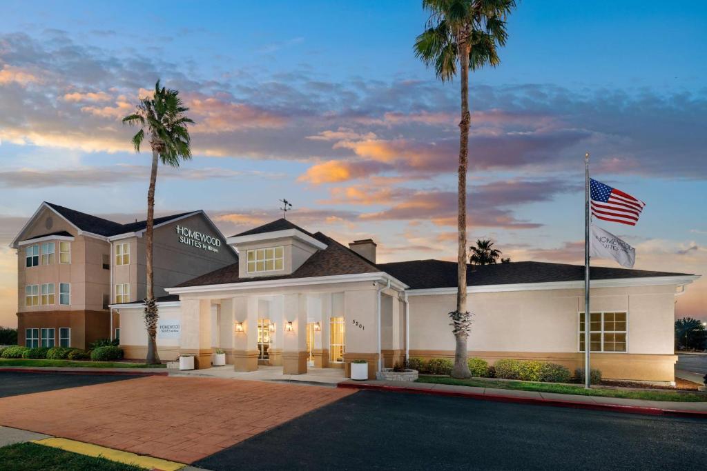 una rappresentazione di un hotel con palme di Homewood Suites by Hilton Corpus Christi a Corpus Christi