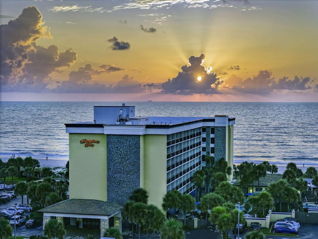 een uitzicht op een resort met de oceaan op de achtergrond bij Hampton Inn Oceanfront Jacksonville Beach in Jacksonville Beach