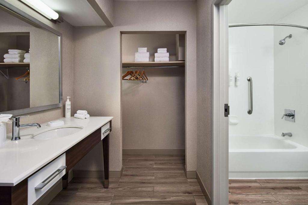Hampton Inn Boston Logan Airport photo