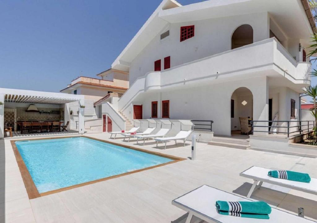 イスピカにあるVilla Rosimeli con Piscina a 150 mt dal mareのヴィラ(家の前にスイミングプール付)