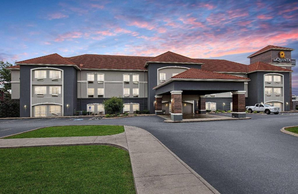 a large building with a parking lot in front of it at La Quinta by Wyndham Bowling Green in Bowling Green