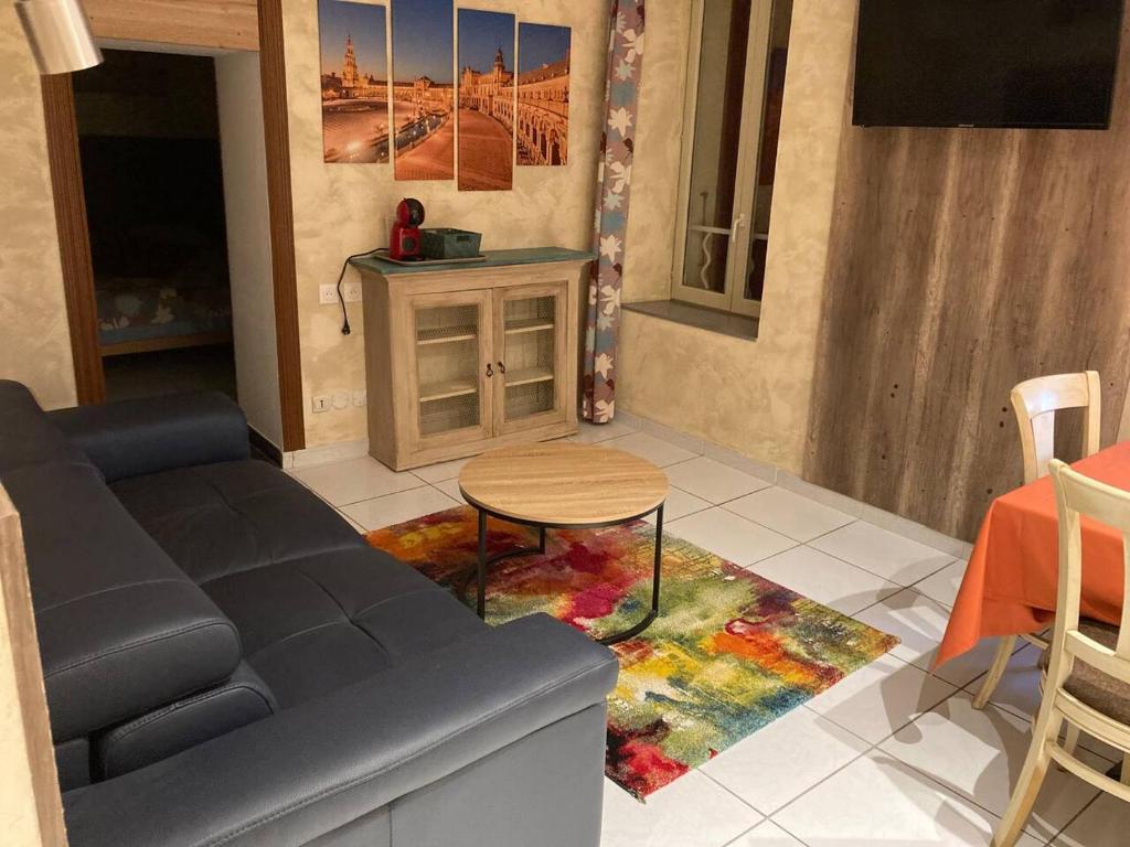 ein Wohnzimmer mit einem Sofa und einem Tisch in der Unterkunft Appartement « Séville » à Avignon in Avignon