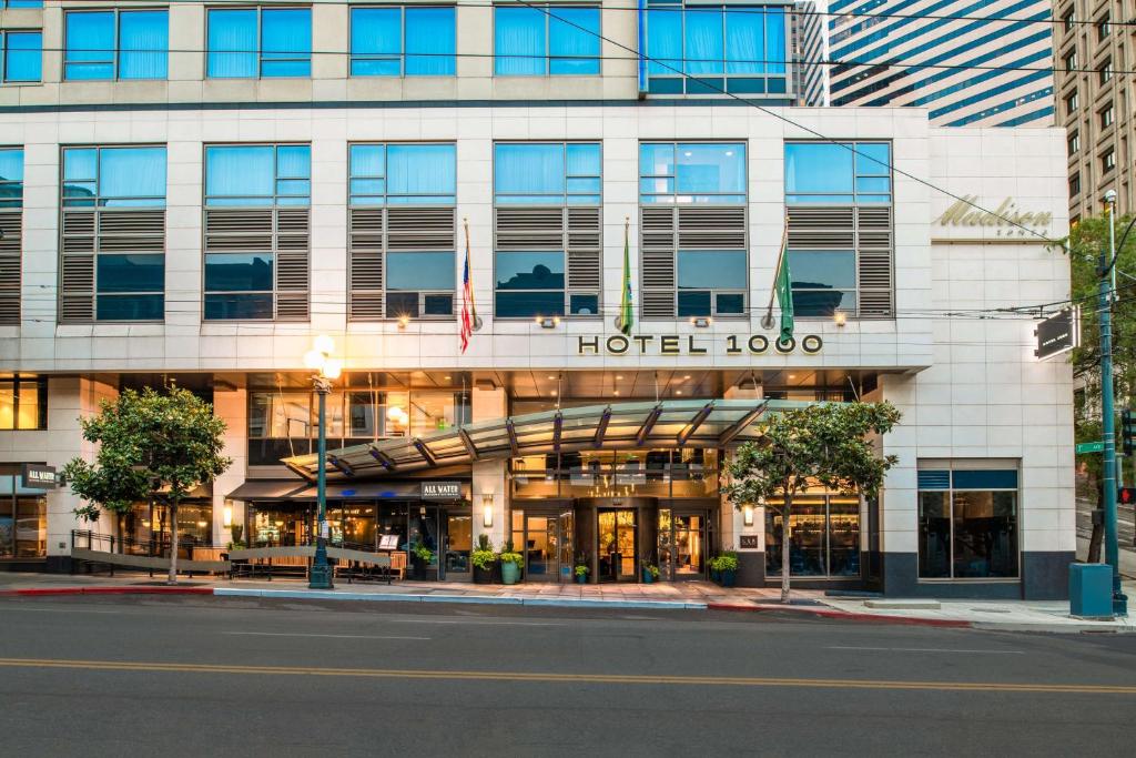 un edificio de hotel en la esquina de una calle en Hotel 1000, LXR Hotels & Resorts, en Seattle