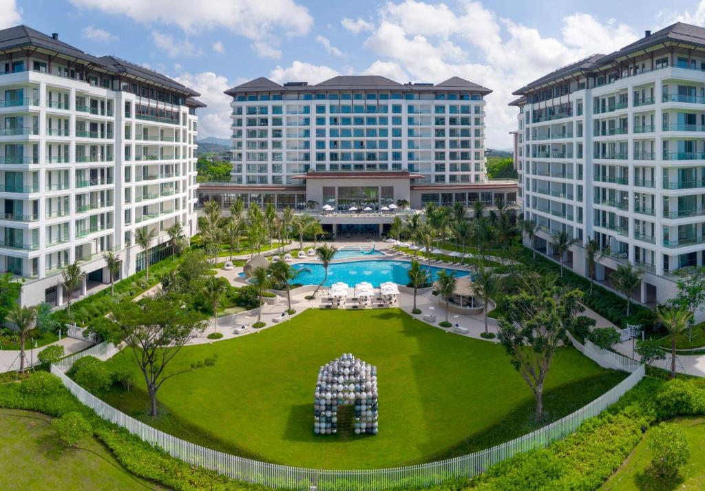 uma vista aérea do resort com edifícios em The Mermoon Resort Hainan Tufu Bay, Tapestry By Hilton em Lingshui