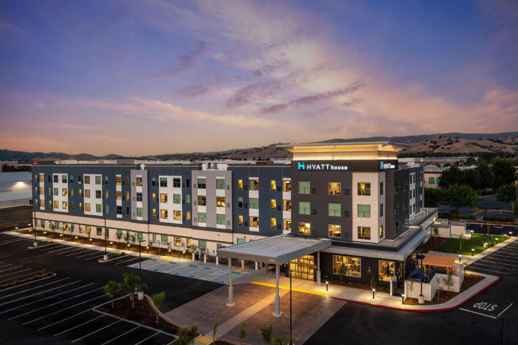 eine Luftansicht eines Hotels mit Parkplatz in der Unterkunft Hyatt House Vacaville in Vacaville