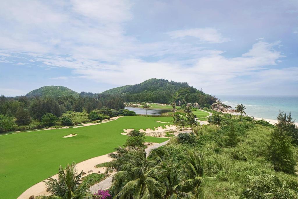 Sheraton Shenzhou Peninsula Resort - Guest Room, 1 King, Partial Golf View, Balcony
