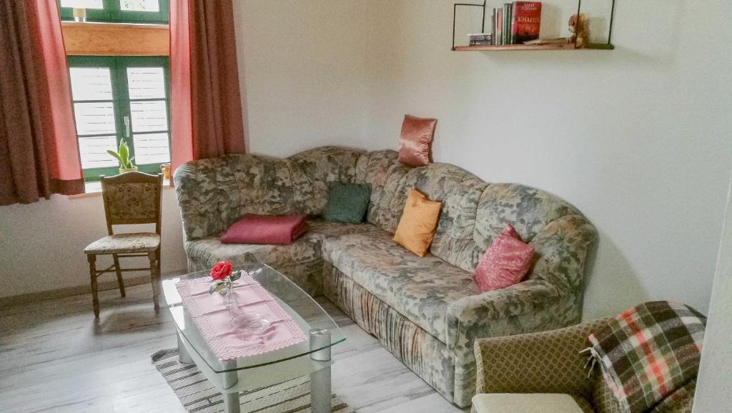 sala de estar con sofá y mesa en Ferienwohnung am Storchennest, en Kambs