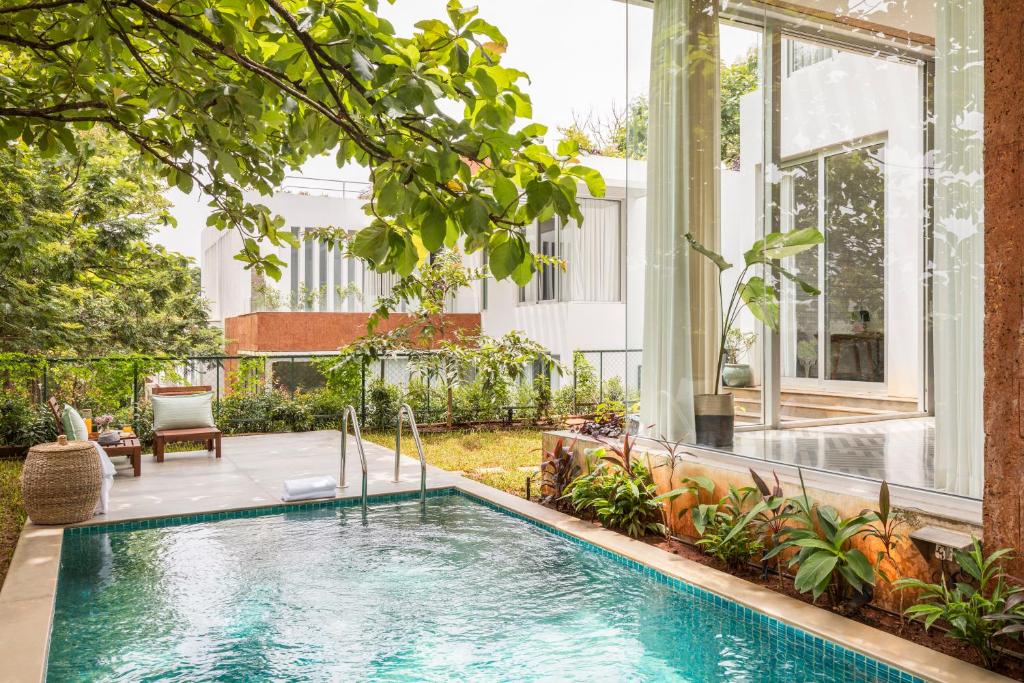Parra的住宿－La Covelo Estate，一座房子后院的室内游泳池