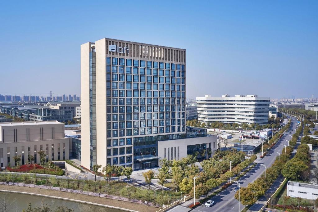 una vista aérea de un edificio alto en una ciudad en Aloft Shanghai Zhangjiang Haike en Shanghái