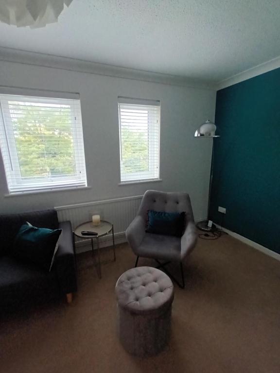 uma sala de estar com um sofá e uma cadeira em Swansea Marina apartment em Swansea