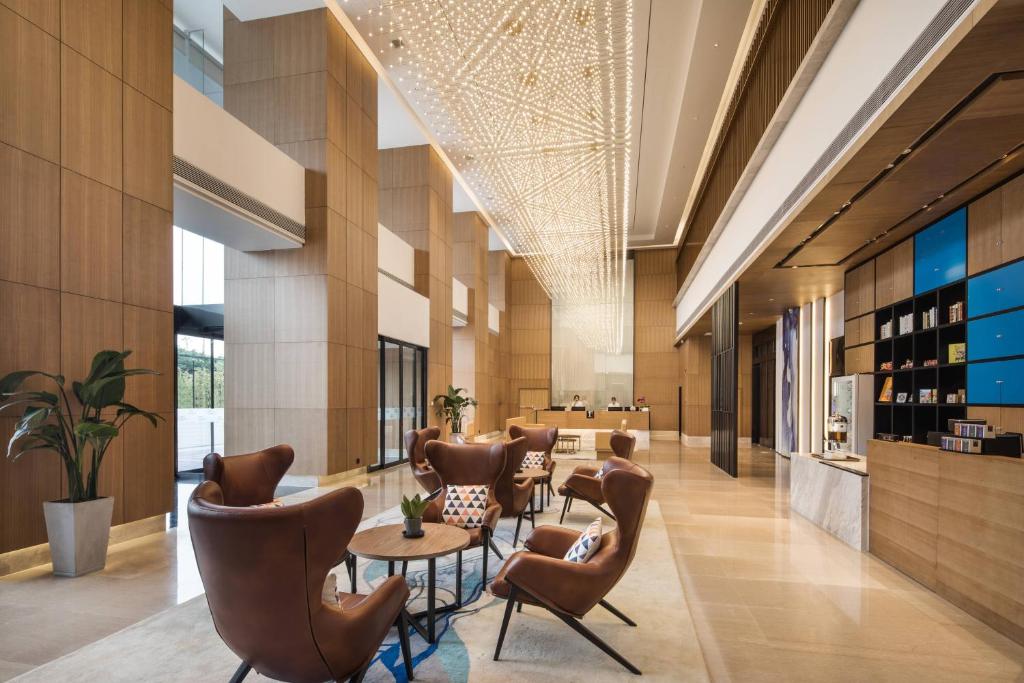un vestíbulo de un hotel con sillas y mesas en Fairfield by Marriott Xi'an North Station, en Xi'an