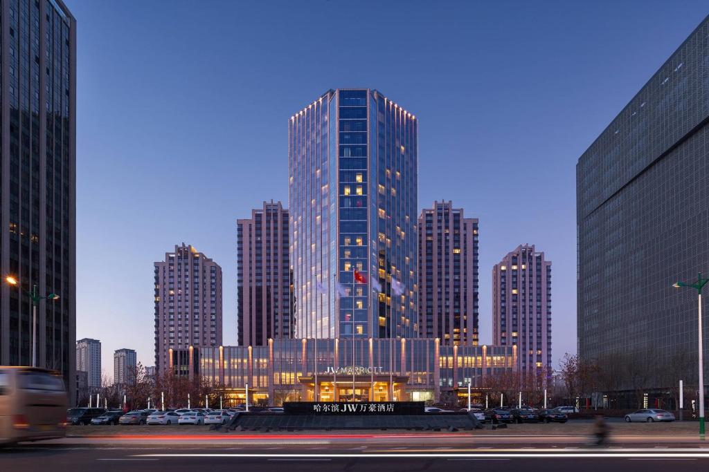 een skyline van de stad met 's nachts hoge wolkenkrabbers bij JW Marriott Hotel Harbin River North in Harbin