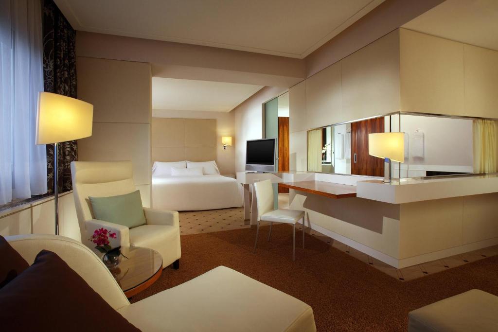 Postel nebo postele na pokoji v ubytování The Westin Leipzig