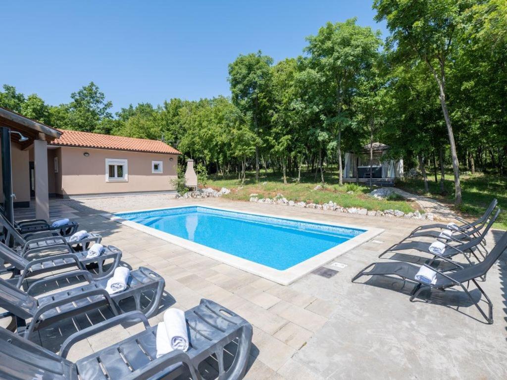 Bazén v ubytování Villa St Nikola with jacuzzi and private swimming pool nebo v jeho okolí