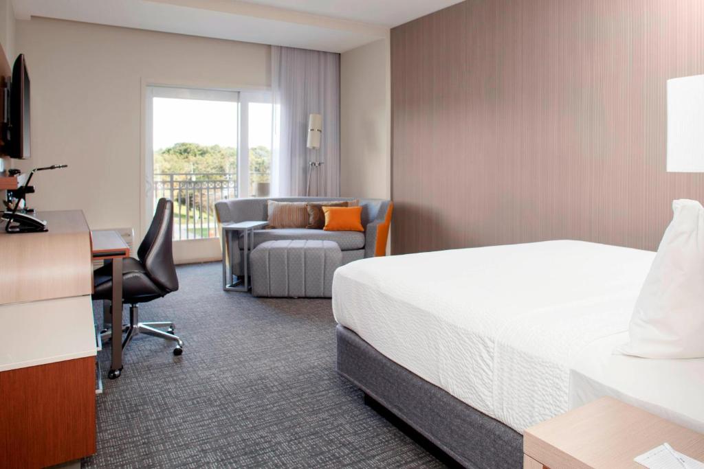 Courtyard by Marriott DeLand Historic Downtown photo