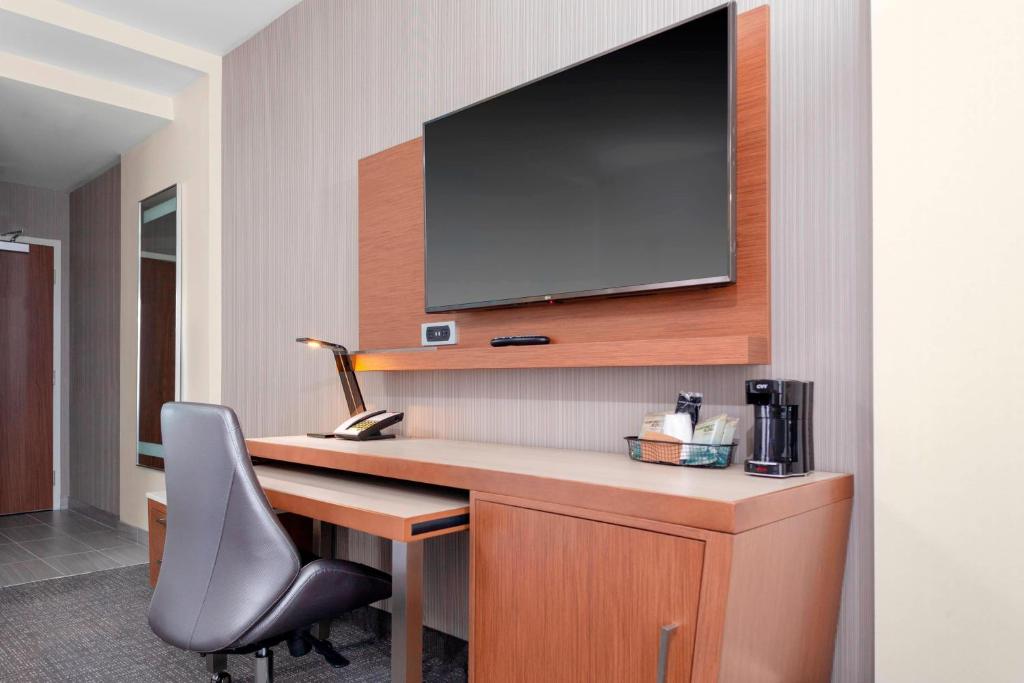 Courtyard by Marriott DeLand Historic Downtown - King Room Met Bankbed