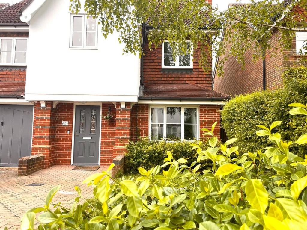 Remarkable 5Bed House in Horley, Horley (updated prices 2024)