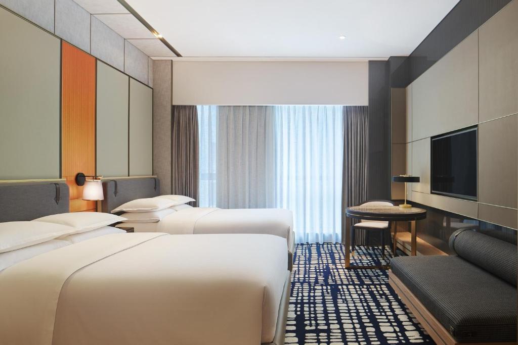 Postel nebo postele na pokoji v ubytování Sheraton Shenzhen Nanshan