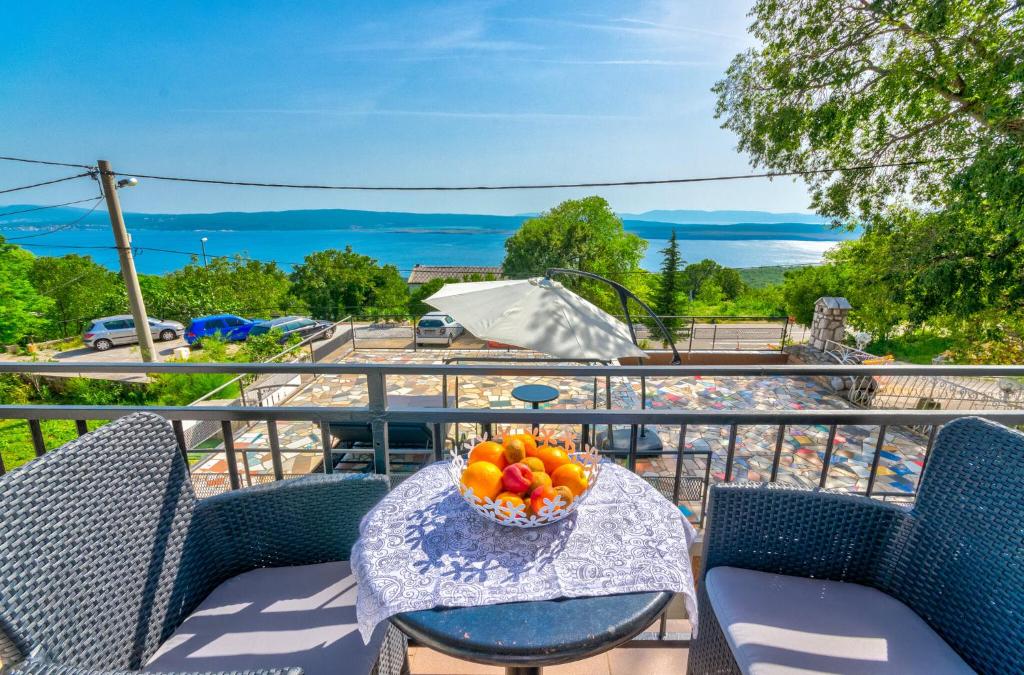 einen Tisch mit einer Obstschale auf dem Balkon in der Unterkunft ROZA in Dramalj