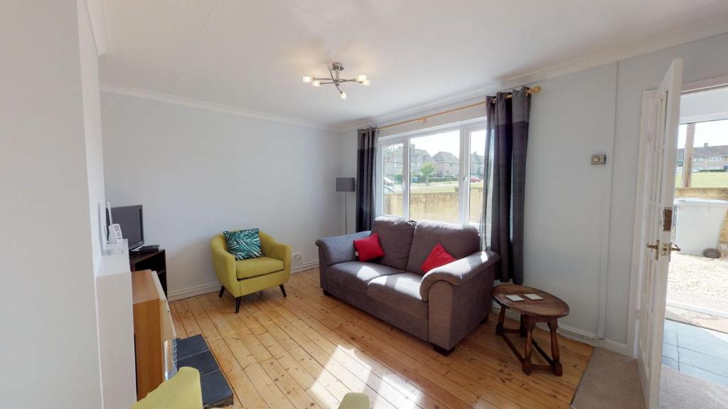ein Wohnzimmer mit einem Sofa und einem Stuhl in der Unterkunft Taphouse Avenue in Crawley