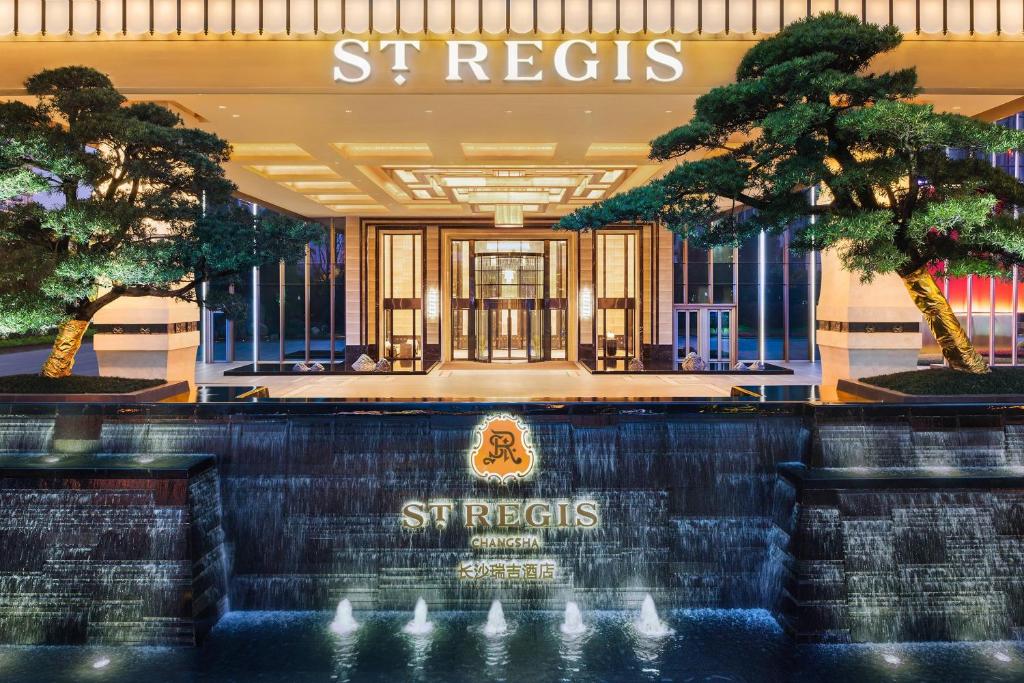 una tienda frente a una fuente frente a un edificio en The St. Regis Changsha, en Changsha