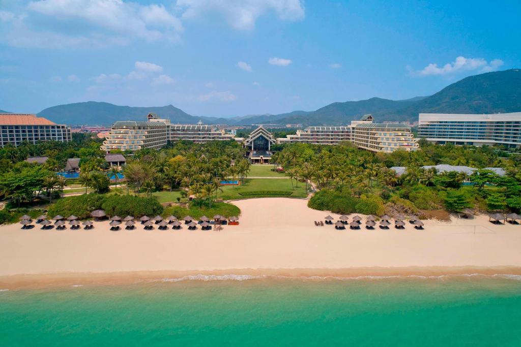 einem Luftblick auf den Strand in einem Resort in der Unterkunft Sheraton Sanya Yalong Bay Resort in Sanya