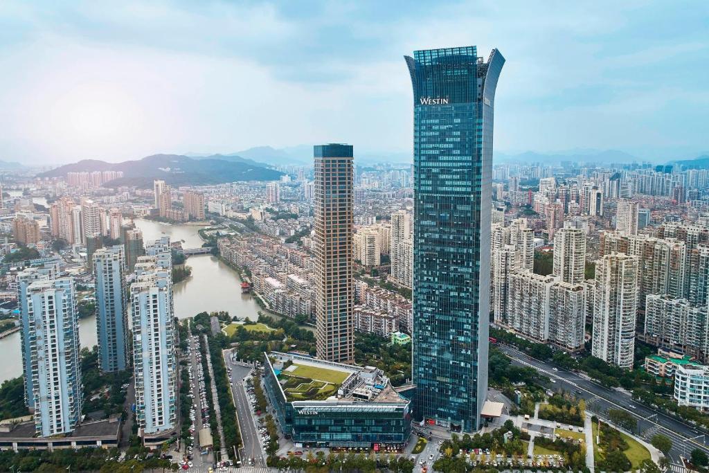 vista su una città con un edificio alto di The Westin Wenzhou a Wenzhou