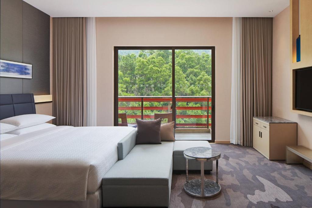 Postel nebo postele na pokoji v ubytování Four Points by Sheraton Guangdong, Heshan