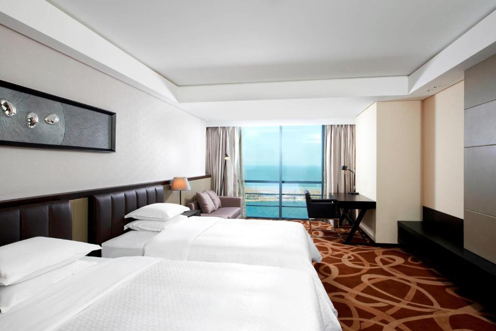 Postel nebo postele na pokoji v ubytování Four Points by Sheraton Qingdao, West Coast