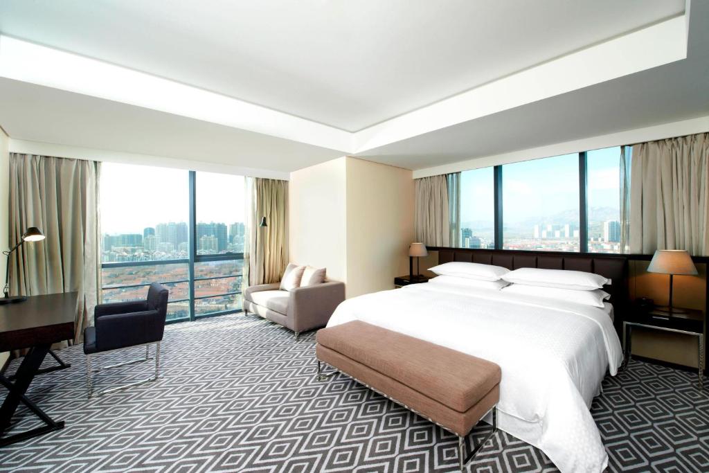 Postel nebo postele na pokoji v ubytování Four Points by Sheraton Qingdao, West Coast