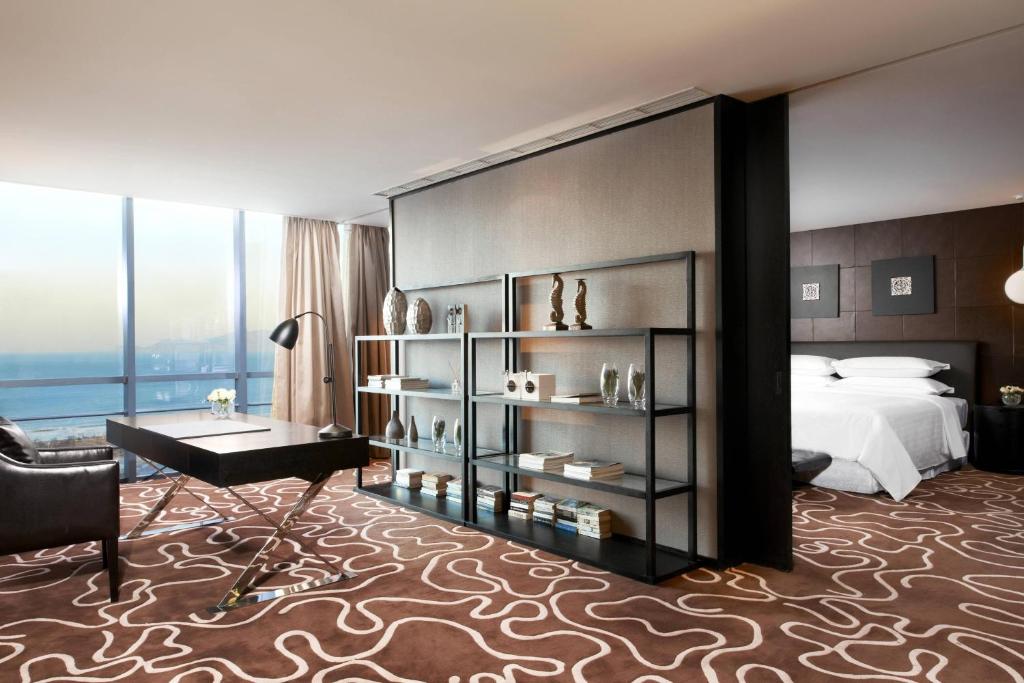 Postel nebo postele na pokoji v ubytování Four Points by Sheraton Qingdao, West Coast