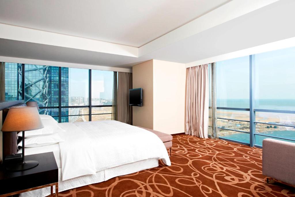 Postel nebo postele na pokoji v ubytování Four Points by Sheraton Qingdao, West Coast