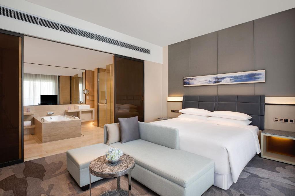 Postel nebo postele na pokoji v ubytování Four Points by Sheraton Guangdong, Heshan