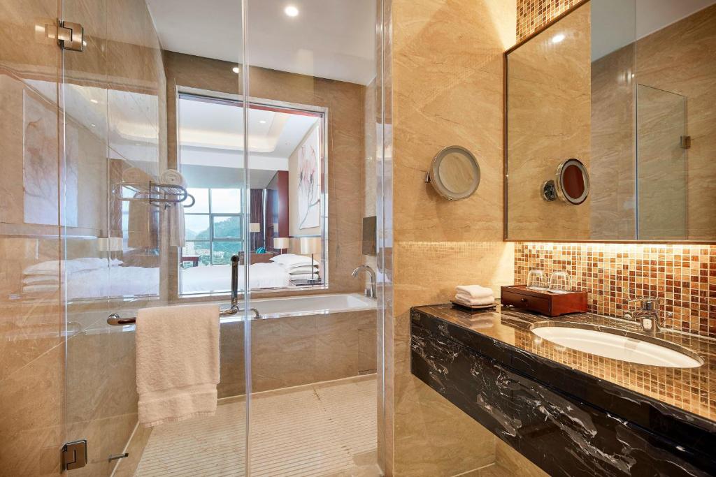 Four Points by Sheraton Liupanshui - Traditional King, Larger Guest Room, 1 King, Mountain View