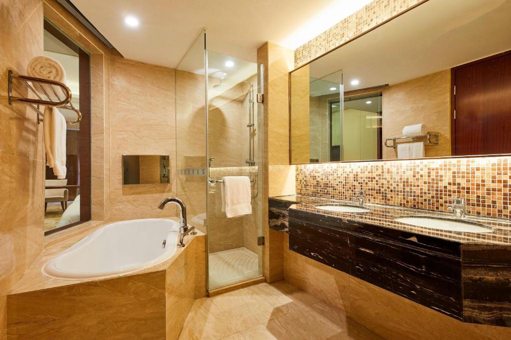 Four Points by Sheraton Liupanshui - Traditional Twin, Larger Guest Room, 1 Double, Mountain View