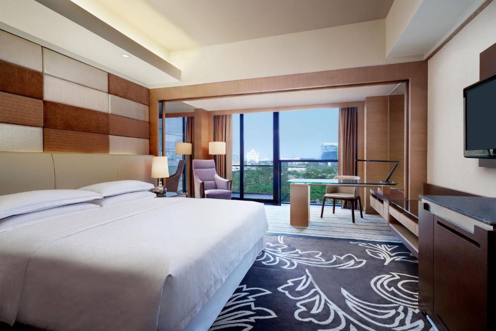 Postel nebo postele na pokoji v ubytování Sheraton Shunde Hotel