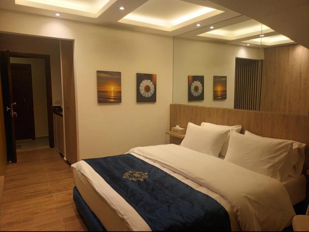 um quarto com uma cama grande num quarto em Batroun boutique suites em Batroûn