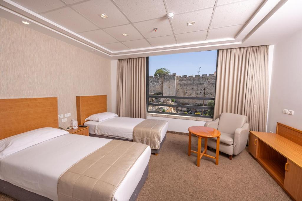 Postel nebo postele na pokoji v ubytování Golden Walls Hotel