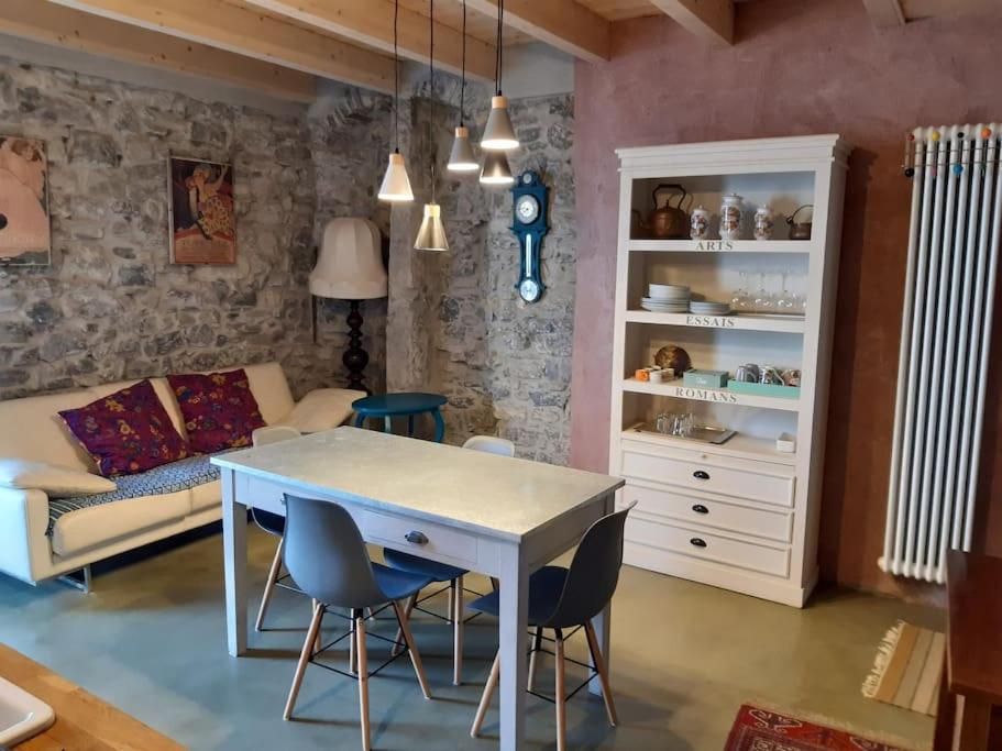 sala de estar con mesa, sillas y sofá en elegant apartment with view near Bellagio GAUDI', en Lezzeno