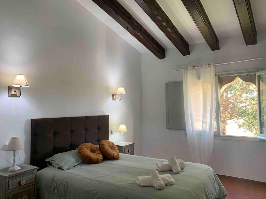 1 dormitorio con 1 cama con 2 almohadas grandes en Fantàstica casa amb jardí en plena COSTA BRAVA, en Santa Cristina d'Aro