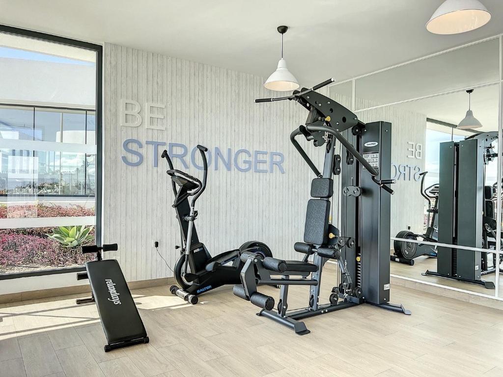 Posilňovňa alebo fitness centrum v ubytovaní Via Celere 2336 Luxury Sea View Penthouse