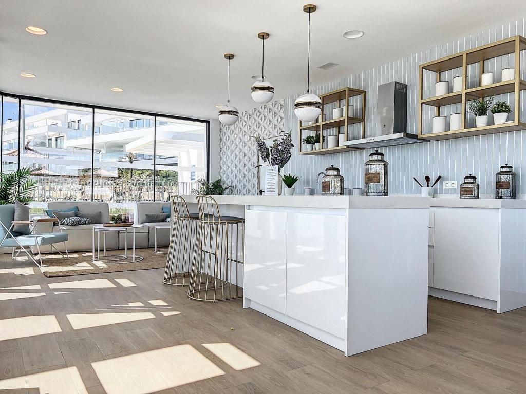 Reštaurácia alebo iné gastronomické zariadenie v ubytovaní Via Celere 2336 Luxury Sea View Penthouse