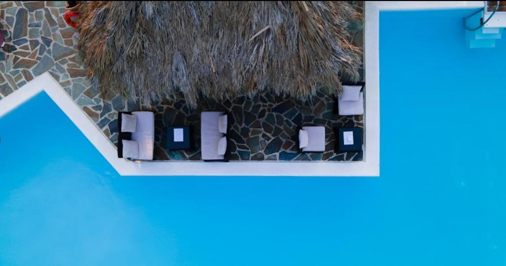 Łazienka z dachem krytym strzechą i umywalką w obiekcie Royal Club Hotel - Aqua Poolside Bliss w mieście Kamenitsotaíika
