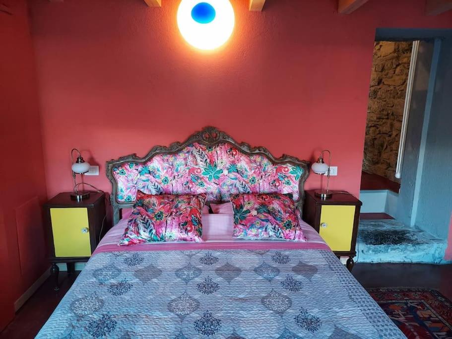 Un dormitorio con una cama con una pared rosa. en Mirò - Escape with Romantic Lake View balcony, en Lezzeno