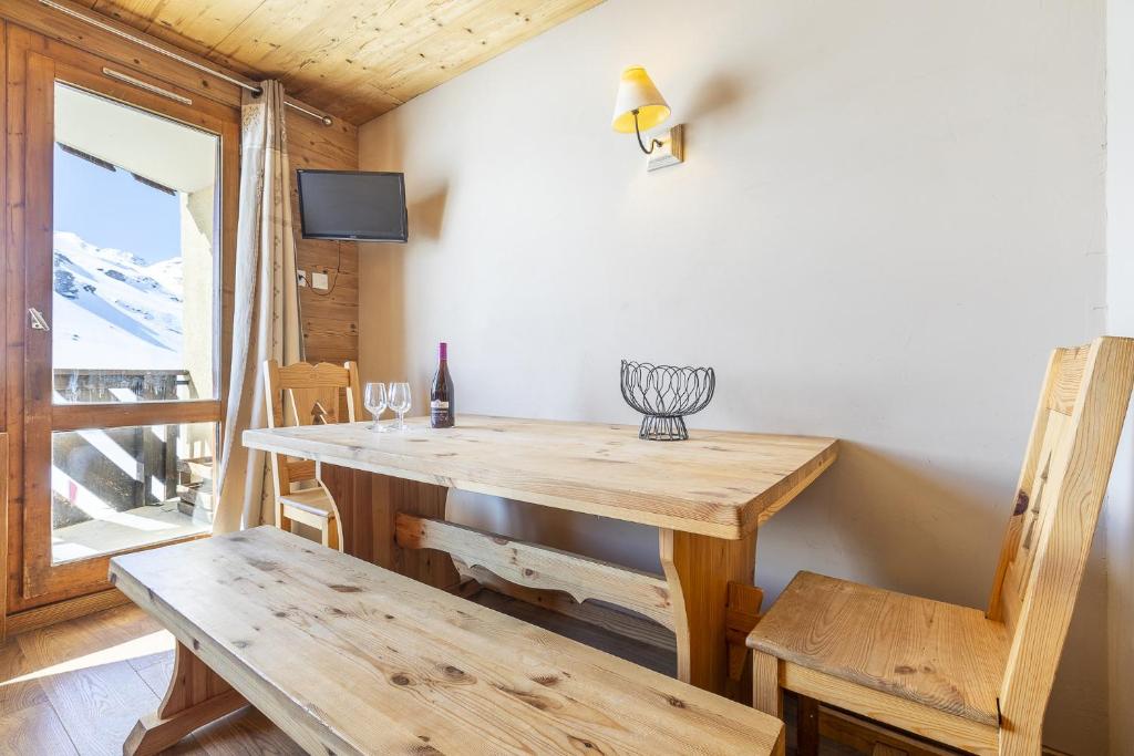 TV a/nebo společenská místnost v ubytování Résidence Les Temples du Soleil - Val Thorens
