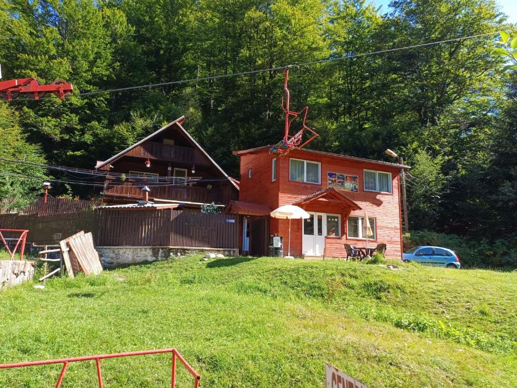 una casa sentada en la cima de una colina en CABANA CLAUDIA, en Petroşani